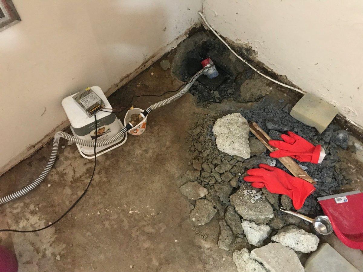 Beyoğlu'nda evini lağım suyu basan vatandaş isyan etti