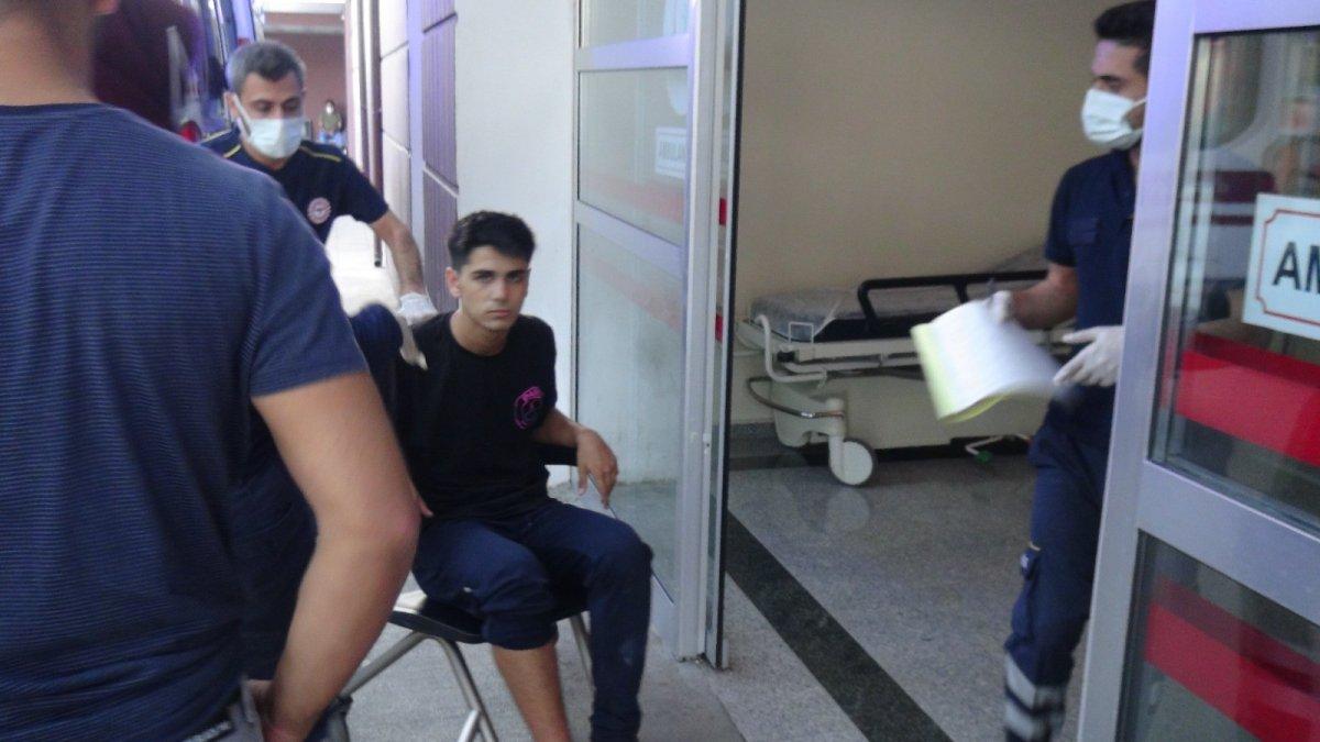 Adıyaman'da otomobil kaldırımda duran gençlerin arasına daldı