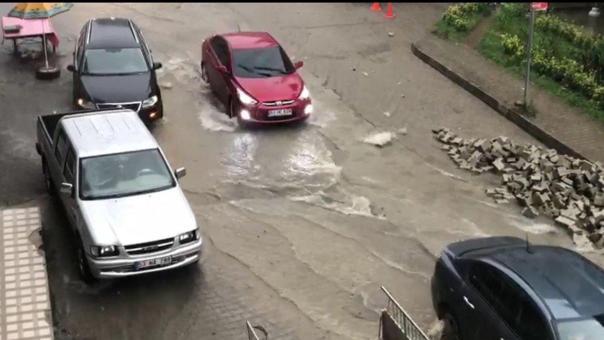 Rize'de sağanak yağış yolları göle çevirdi, şelale taştı