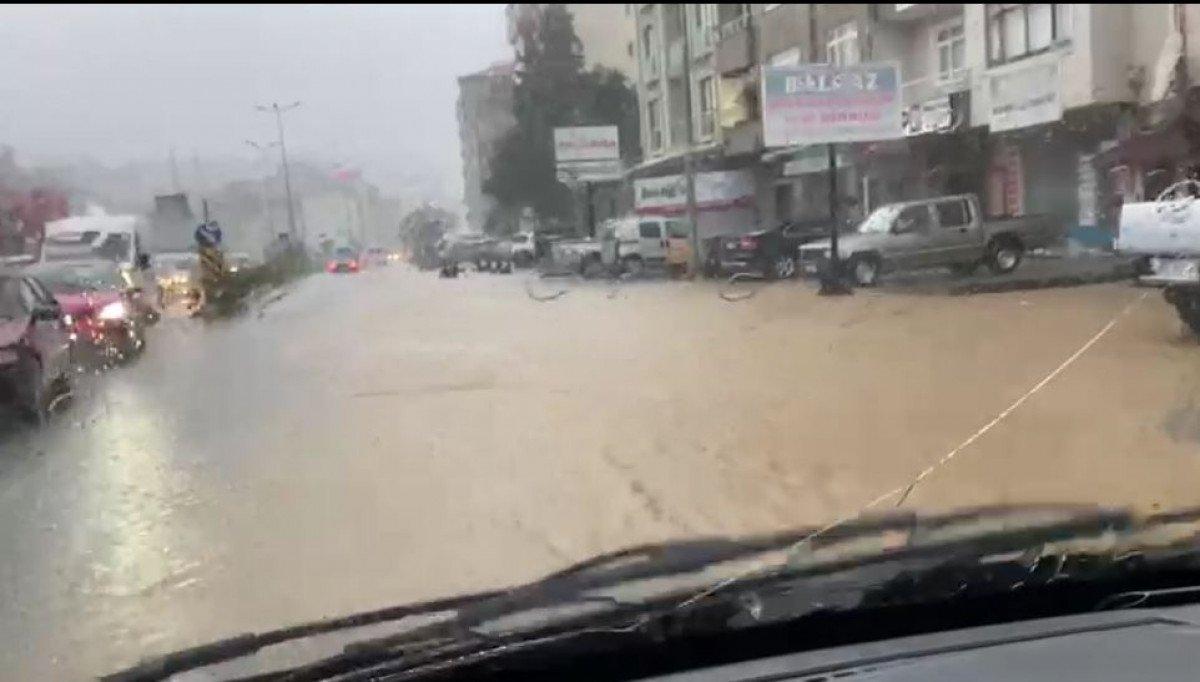 Rize'de sağanak yağış yolları göle çevirdi, şelale taştı