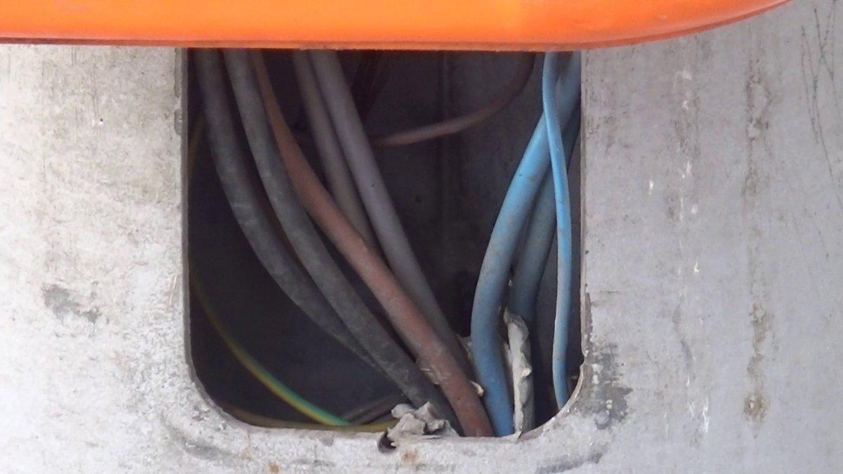 Sultangazi’de aydınlatma direklerinin kapakları çalındı