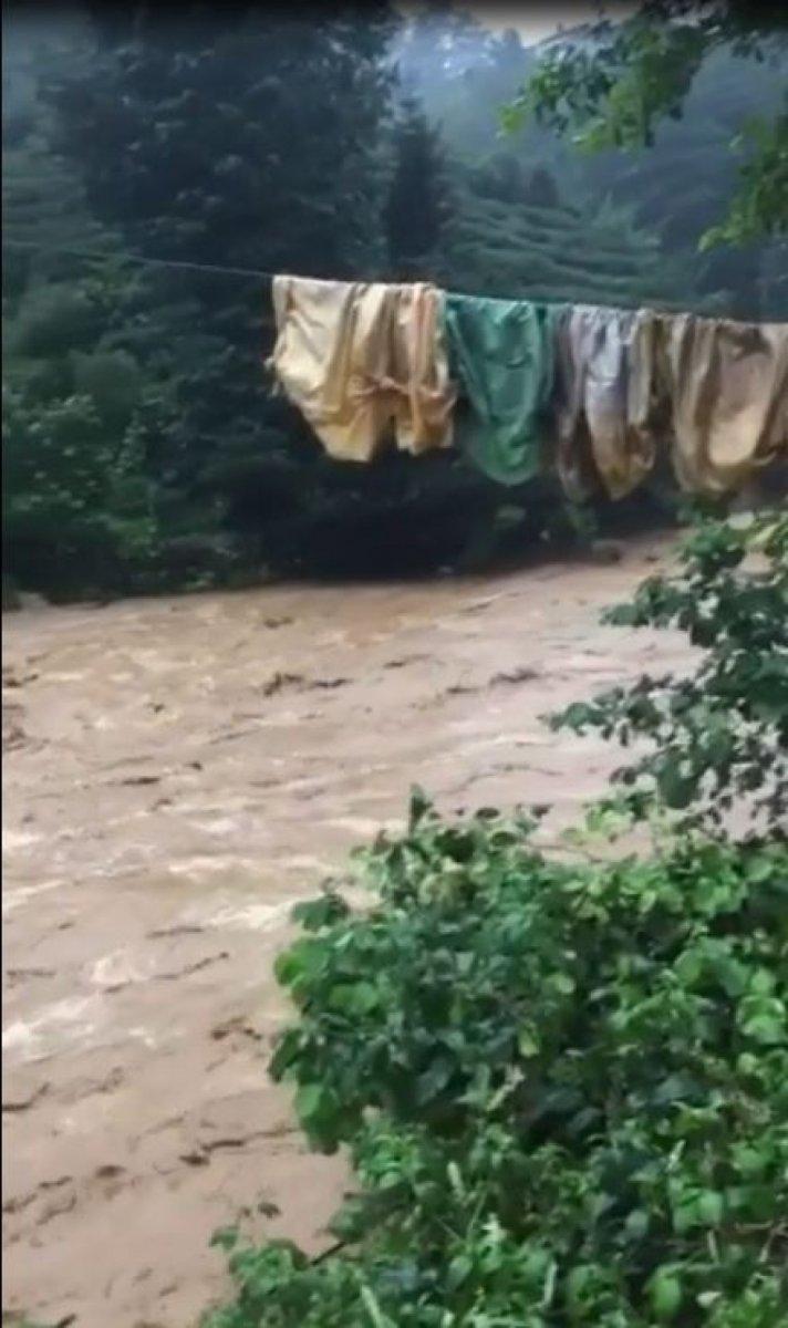 Rize'de sağanak yağış yolları göle çevirdi, şelale taştı