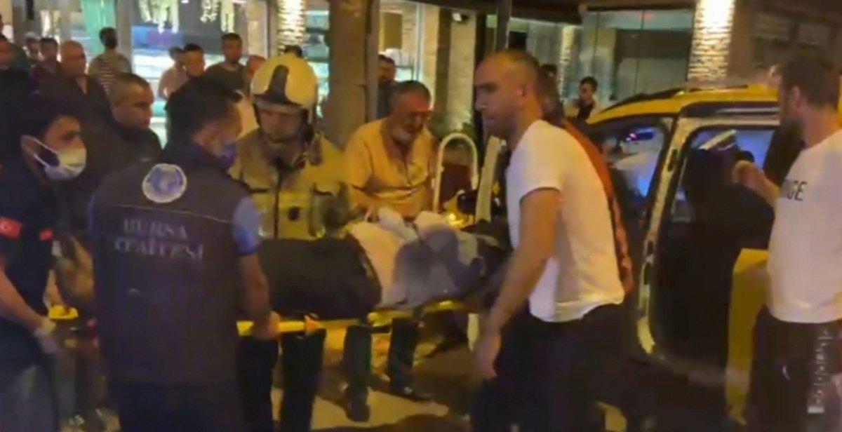 Bursa'da iki aracın çarpışma anı