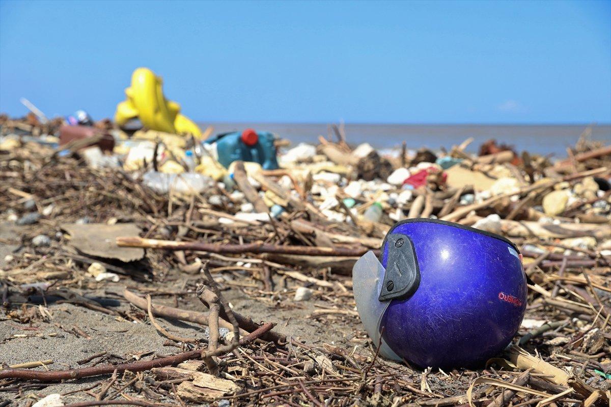 Kastamonu'da selin ardından eşyalar sahile vurdu
