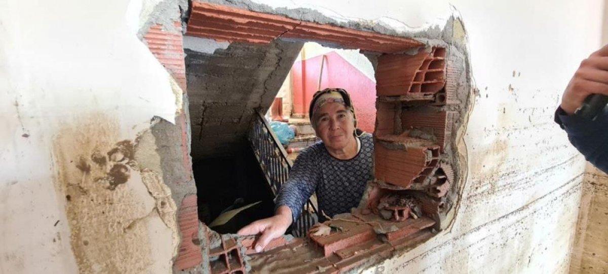 Bartın'da selden kaçan aile, evin duvarını kırarak kurtuldu