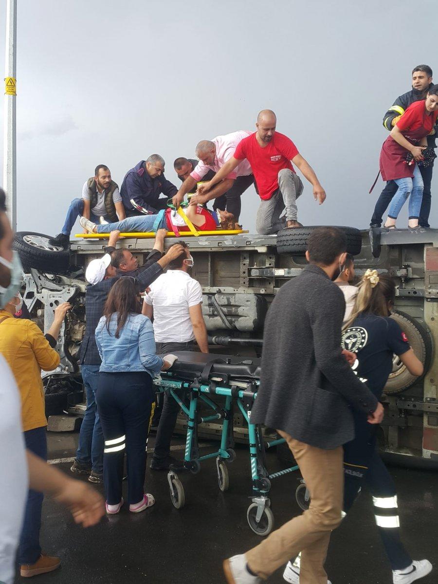 Kars’ta minibüs yan yattı, yolcular araç içinde sıkıştı