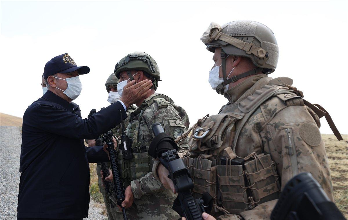 Hulusi Akar ve TSK komuta kademesi İran sınırında