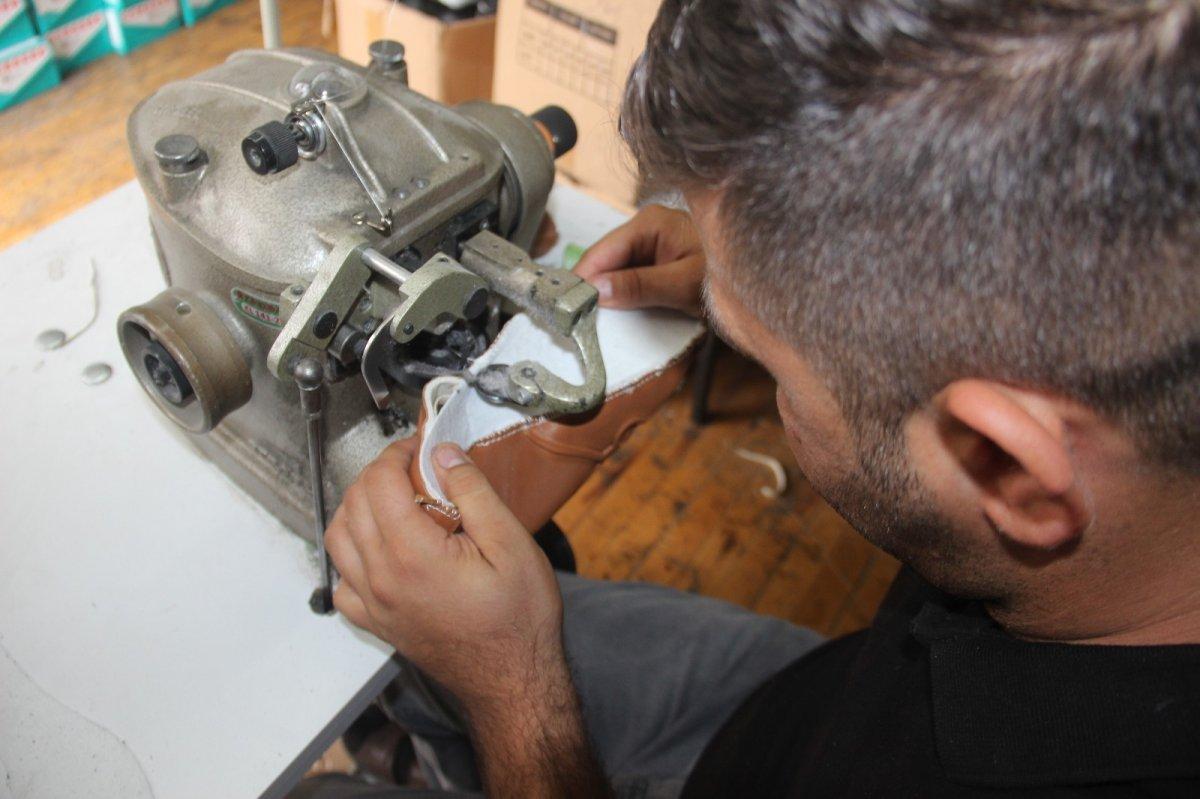 Ayakkabıcı annesi için diyabet ayakkabını üretti