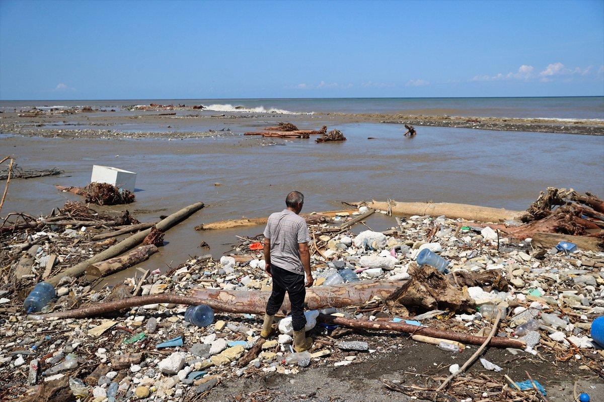 Kastamonu'da selin ardından eşyalar sahile vurdu