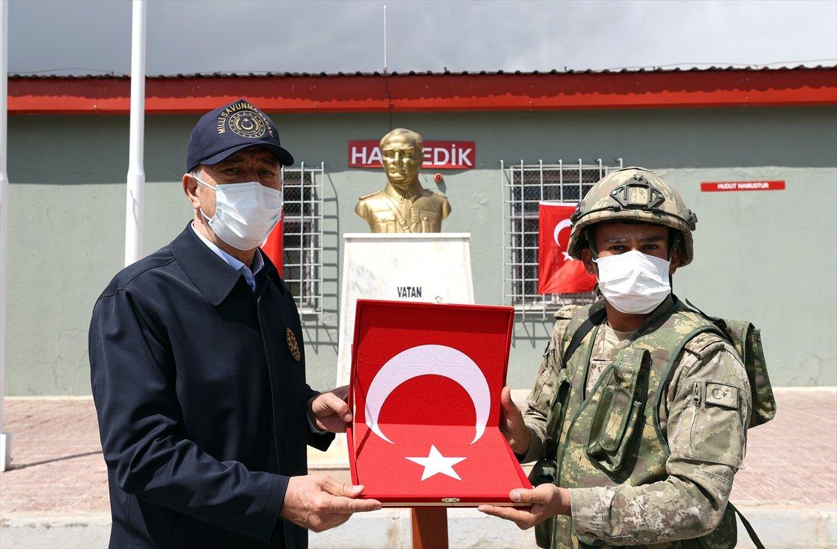 Hulusi Akar ve TSK komuta kademesi İran sınırında