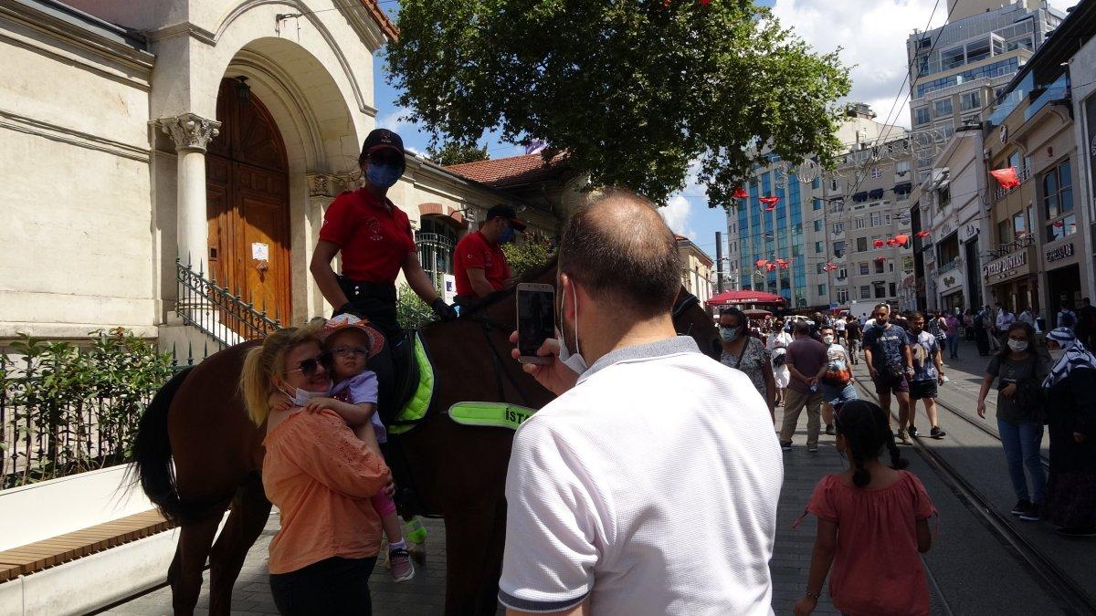 Taksim’de atlı polislere yoğun ilgi