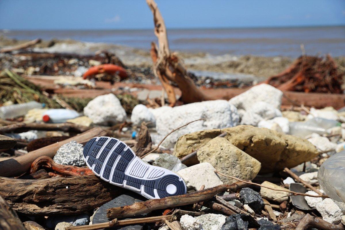 Kastamonu'da selin ardından eşyalar sahile vurdu