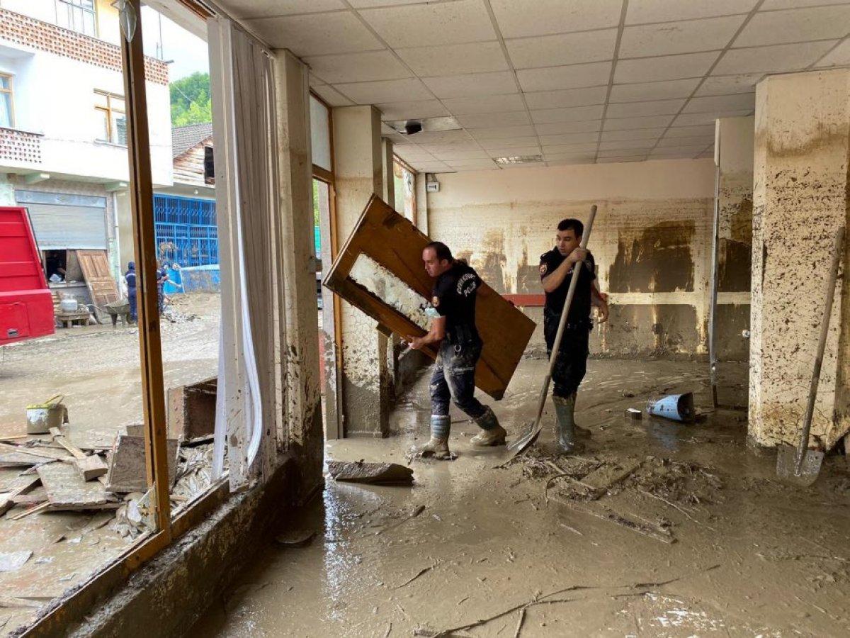 Polisler, Sinop ve Kastamonu'daki yaraları sarmak için sahaya çıktı