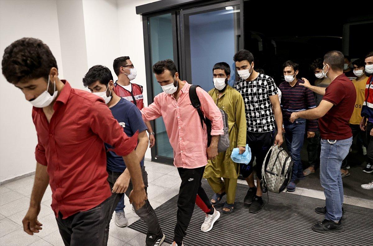 7 ayda 37 bin düzensiz göçmen sınır dışı edildi