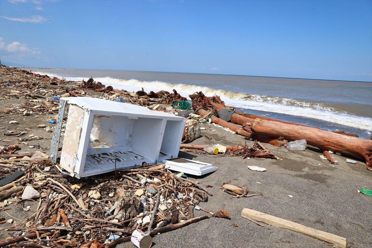 Kastamonu'da selin ardından eşyalar sahile vurdu