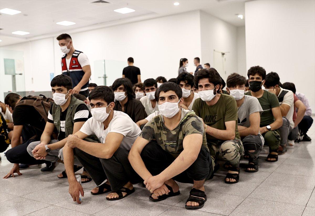 7 ayda 37 bin düzensiz göçmen sınır dışı edildi