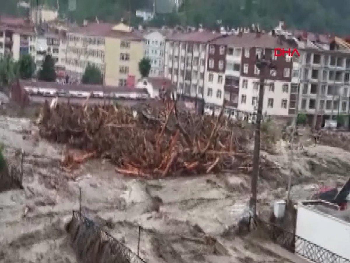 Kastamonu'da tomruklar köprüyü tıkadı