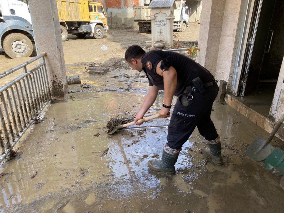 Polisler, Sinop ve Kastamonu'daki yaraları sarmak için sahaya çıktı
