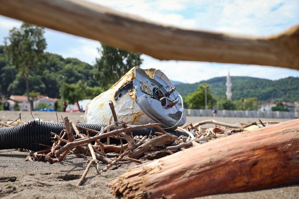 Kastamonu'da selin ardından eşyalar sahile vurdu
