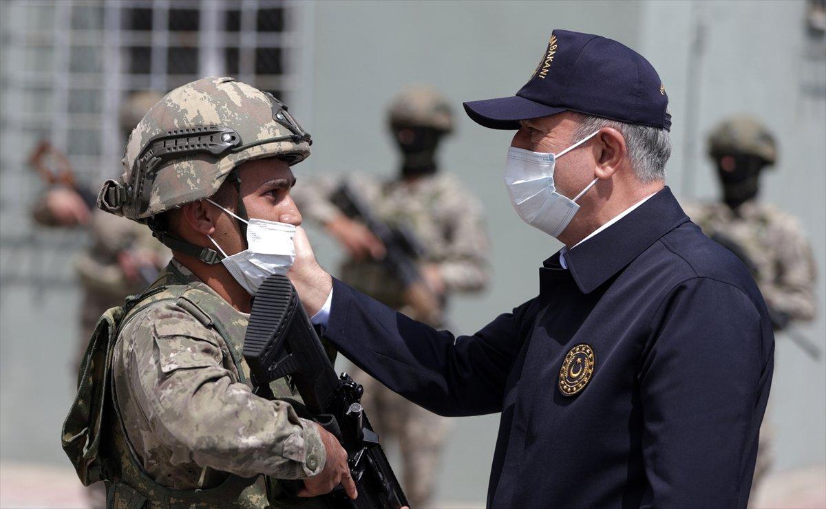 Hulusi Akar ve TSK komuta kademesi İran sınırında