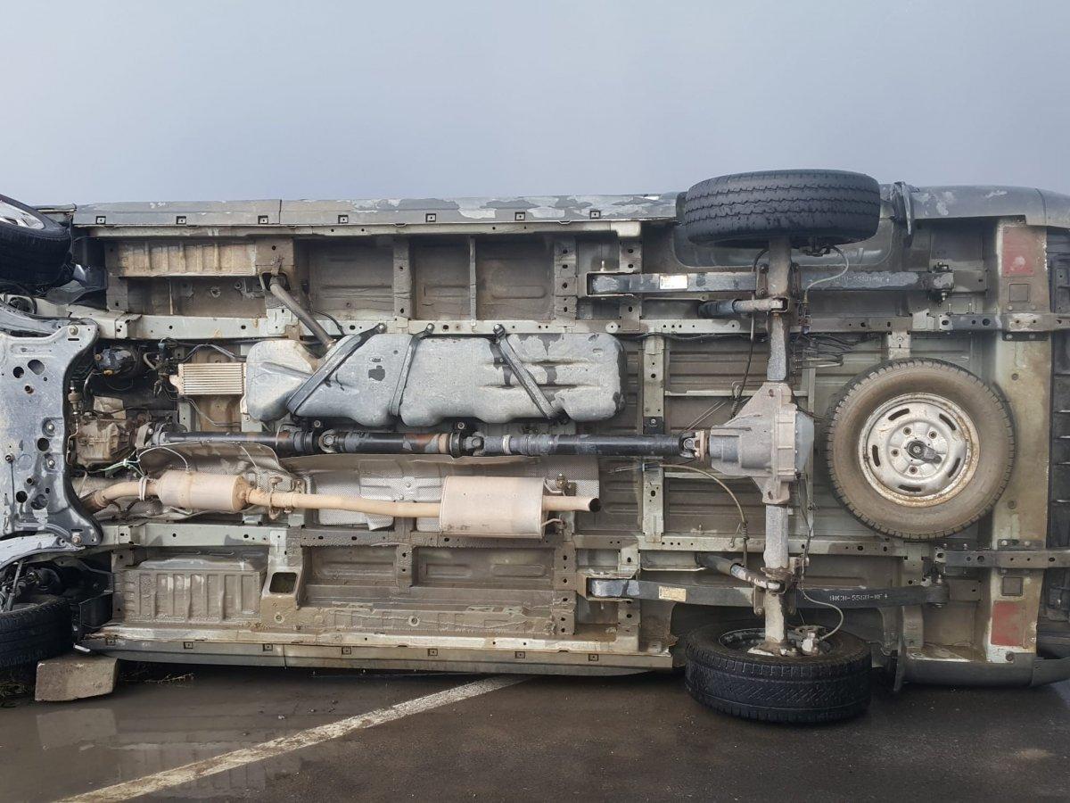 Kars’ta minibüs yan yattı, yolcular araç içinde sıkıştı