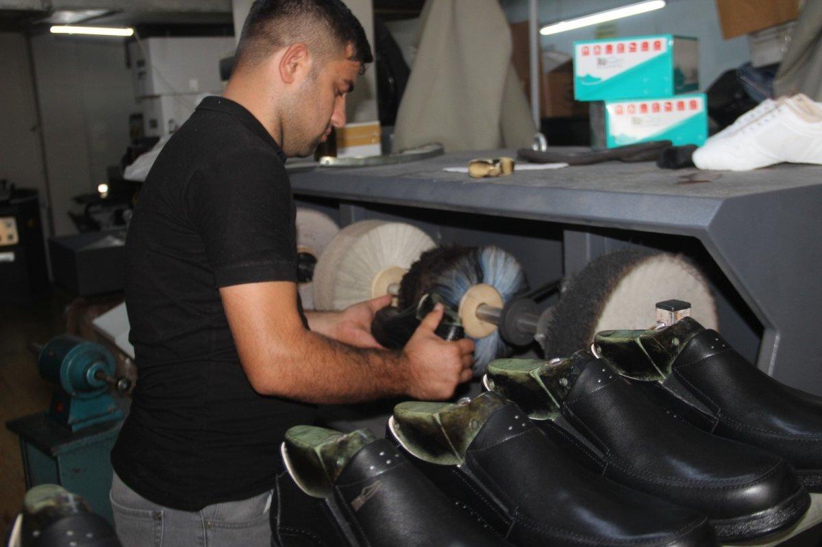 Ayakkabıcı annesi için diyabet ayakkabını üretti