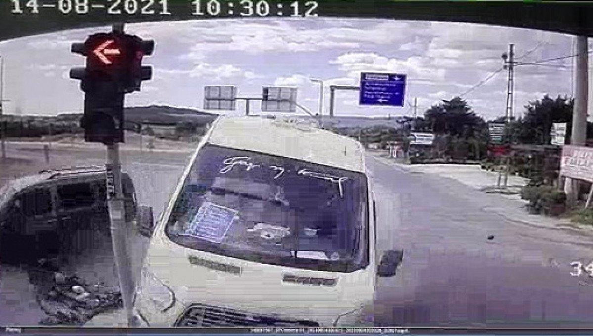 İstanbul'da yolcu minibüsü ile hafif ticari araç çarpıştı: 6 yaralı