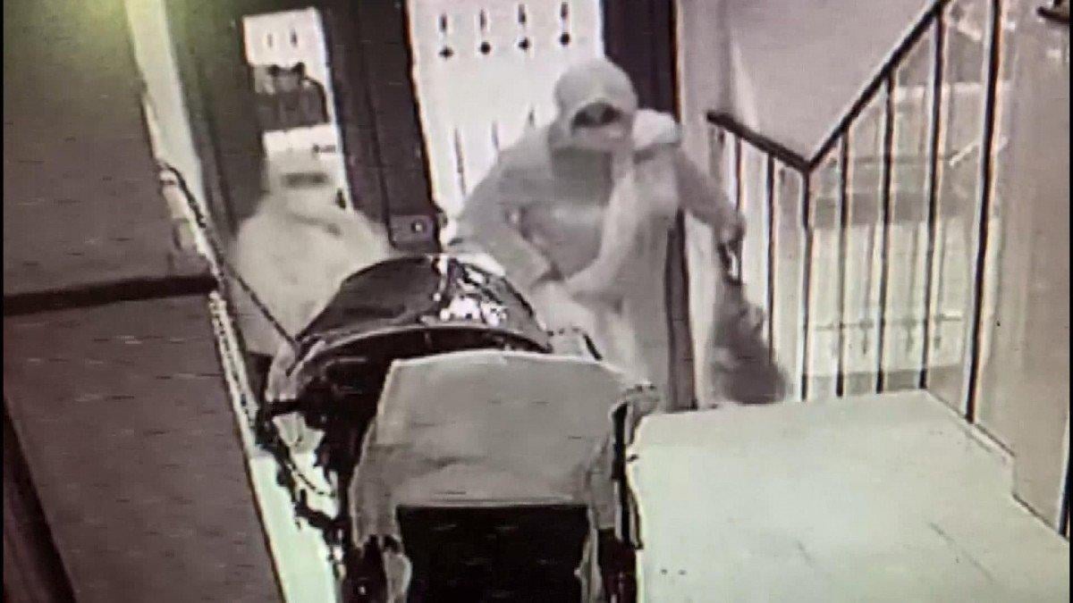 Esenyurt’ta zekat vereceğiz diye kandırdılar, 5 bin lira çaldılar