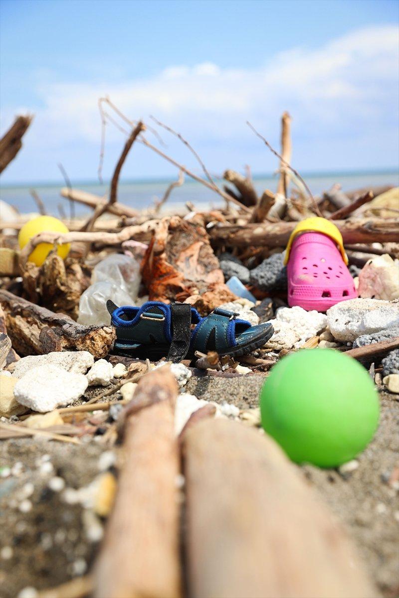 Kastamonu'da selin ardından eşyalar sahile vurdu