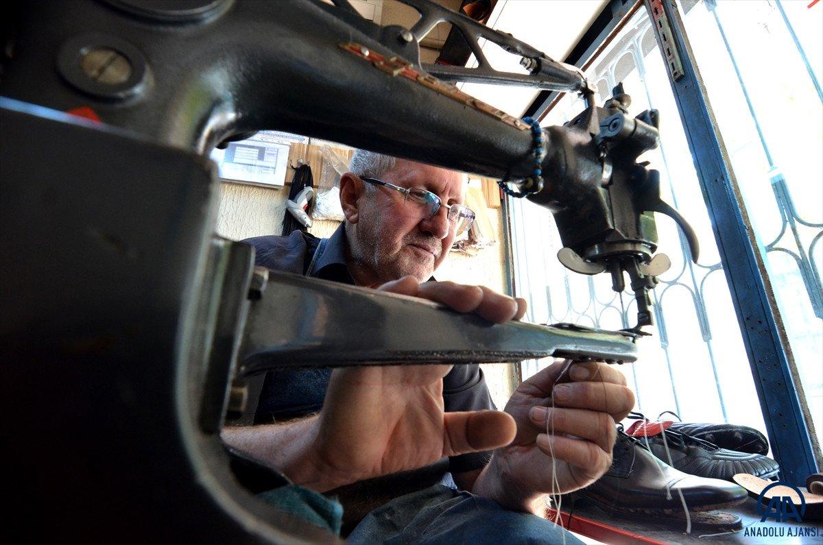 Konyalı Mehmet Usta, kendisi gibi yürüme engelliler için özel ayakkabı üretiyor