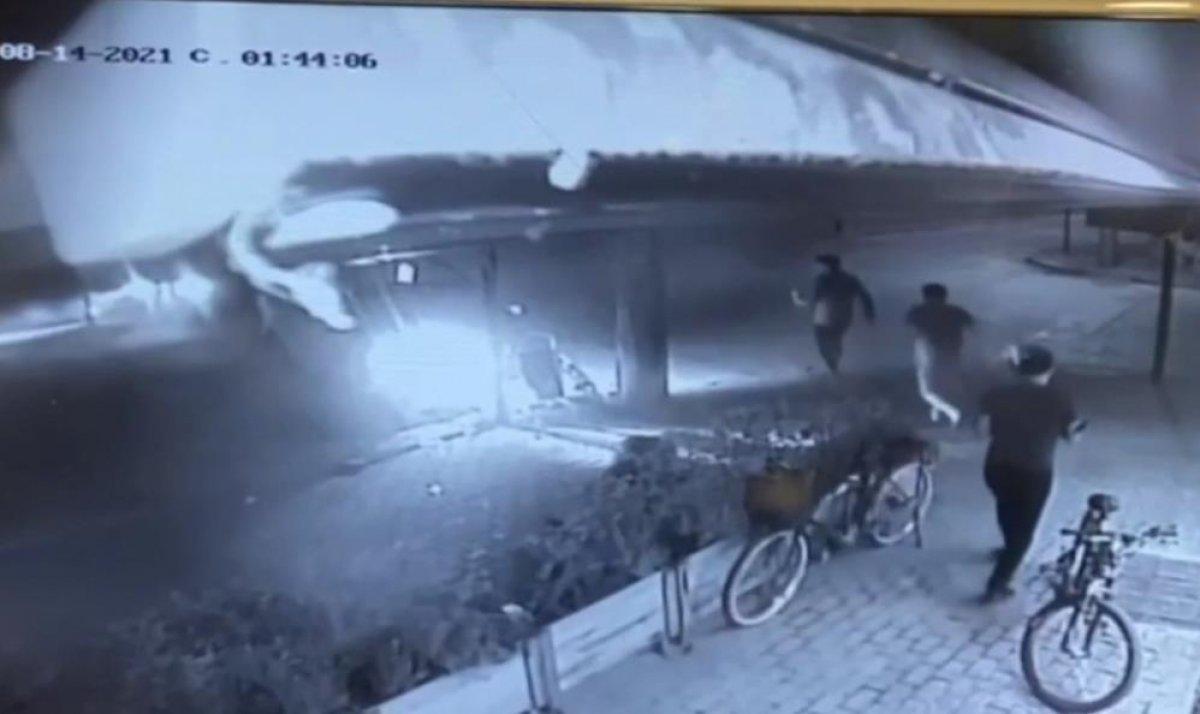 Bursa'da iki aracın çarpışma anı