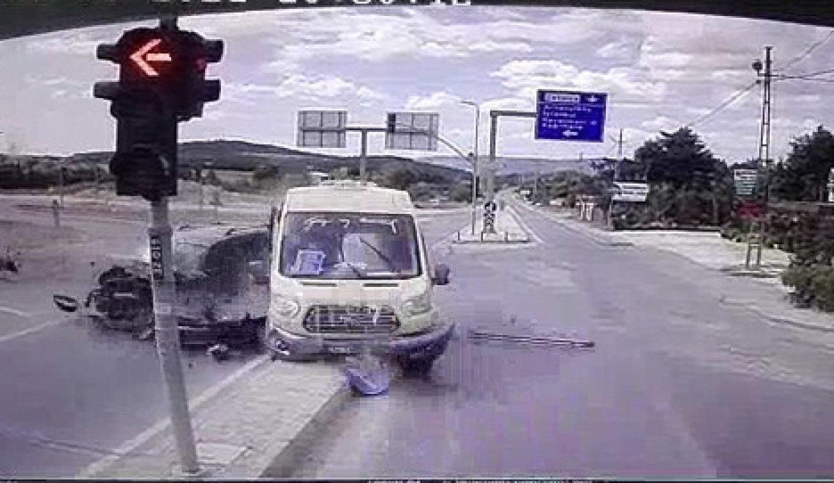 İstanbul'da yolcu minibüsü ile hafif ticari araç çarpıştı: 6 yaralı