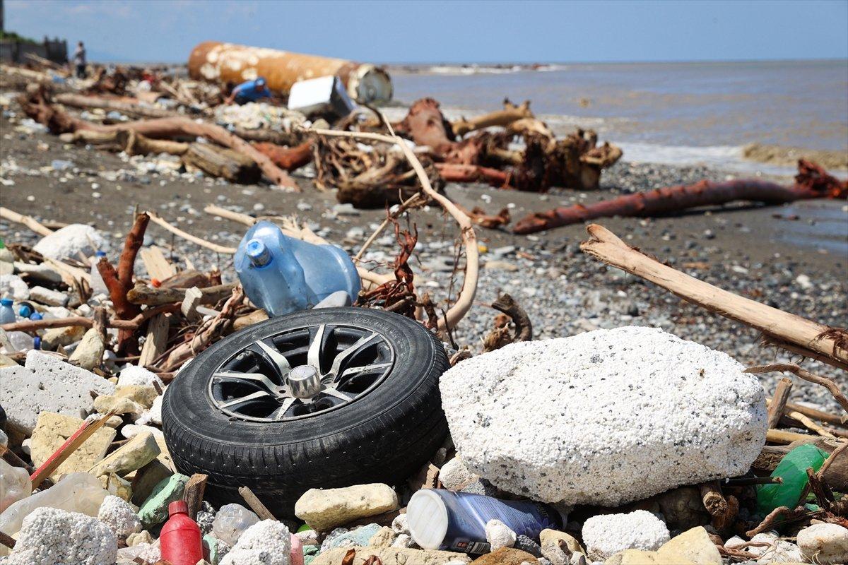 Kastamonu'da selin ardından eşyalar sahile vurdu
