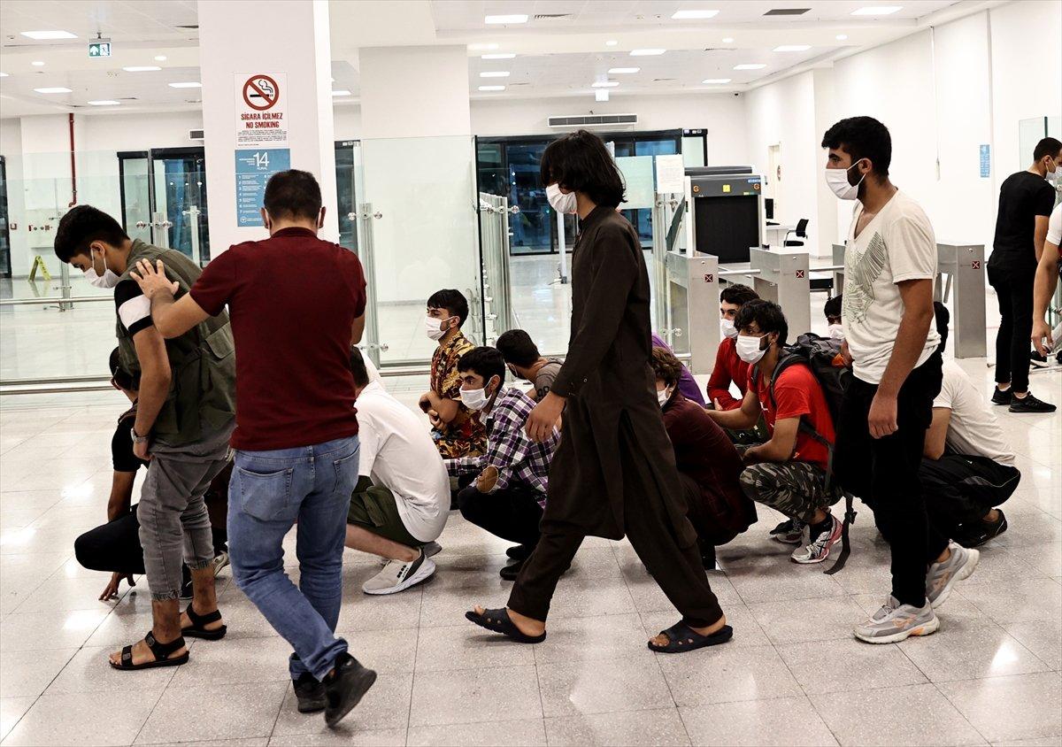 7 ayda 37 bin düzensiz göçmen sınır dışı edildi