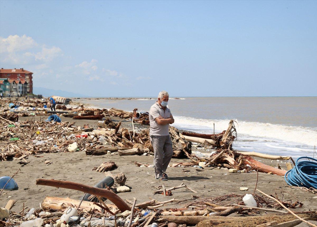Kastamonu'da selin ardından eşyalar sahile vurdu