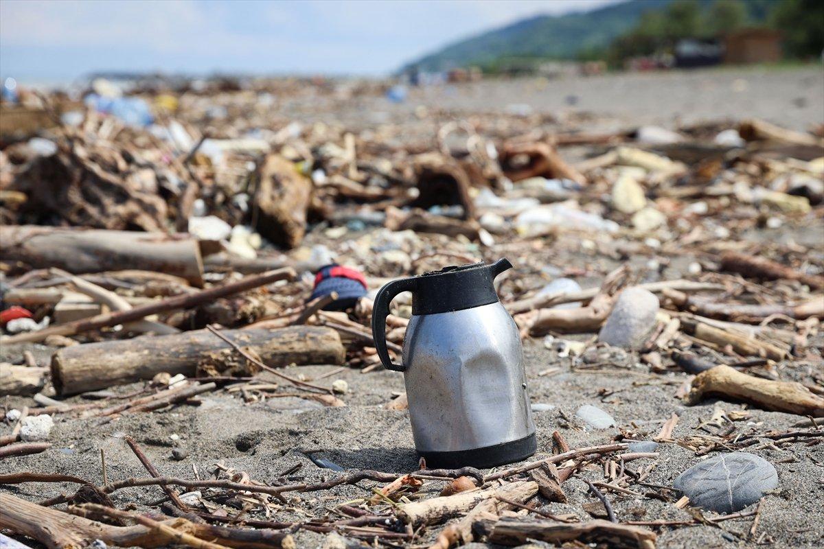 Kastamonu'da selin ardından eşyalar sahile vurdu