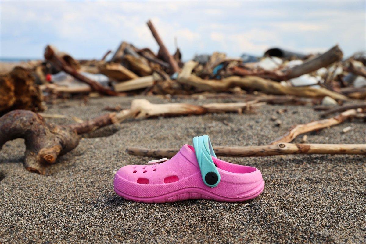 Kastamonu'da selin ardından eşyalar sahile vurdu