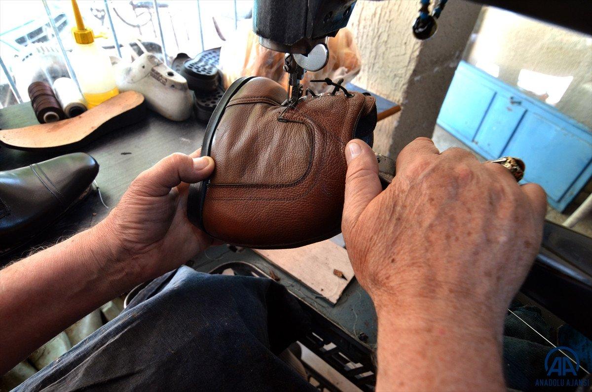 Konyalı Mehmet Usta, kendisi gibi yürüme engelliler için özel ayakkabı üretiyor