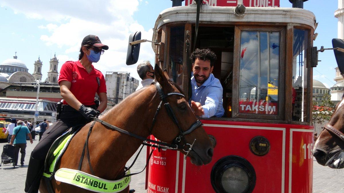 Taksim’de atlı polislere yoğun ilgi