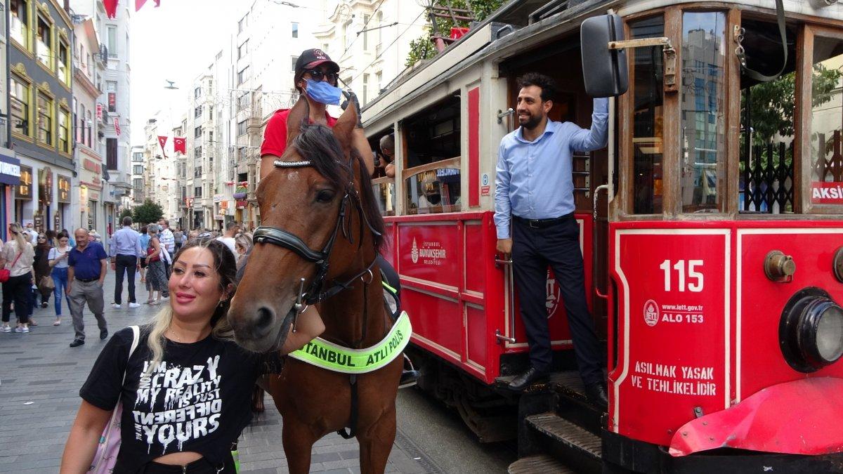 Taksim’de atlı polislere yoğun ilgi