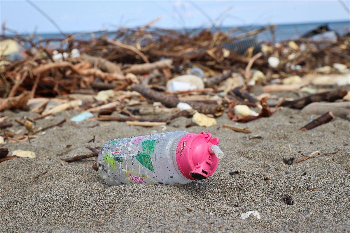 Kastamonu'da selin ardından eşyalar sahile vurdu