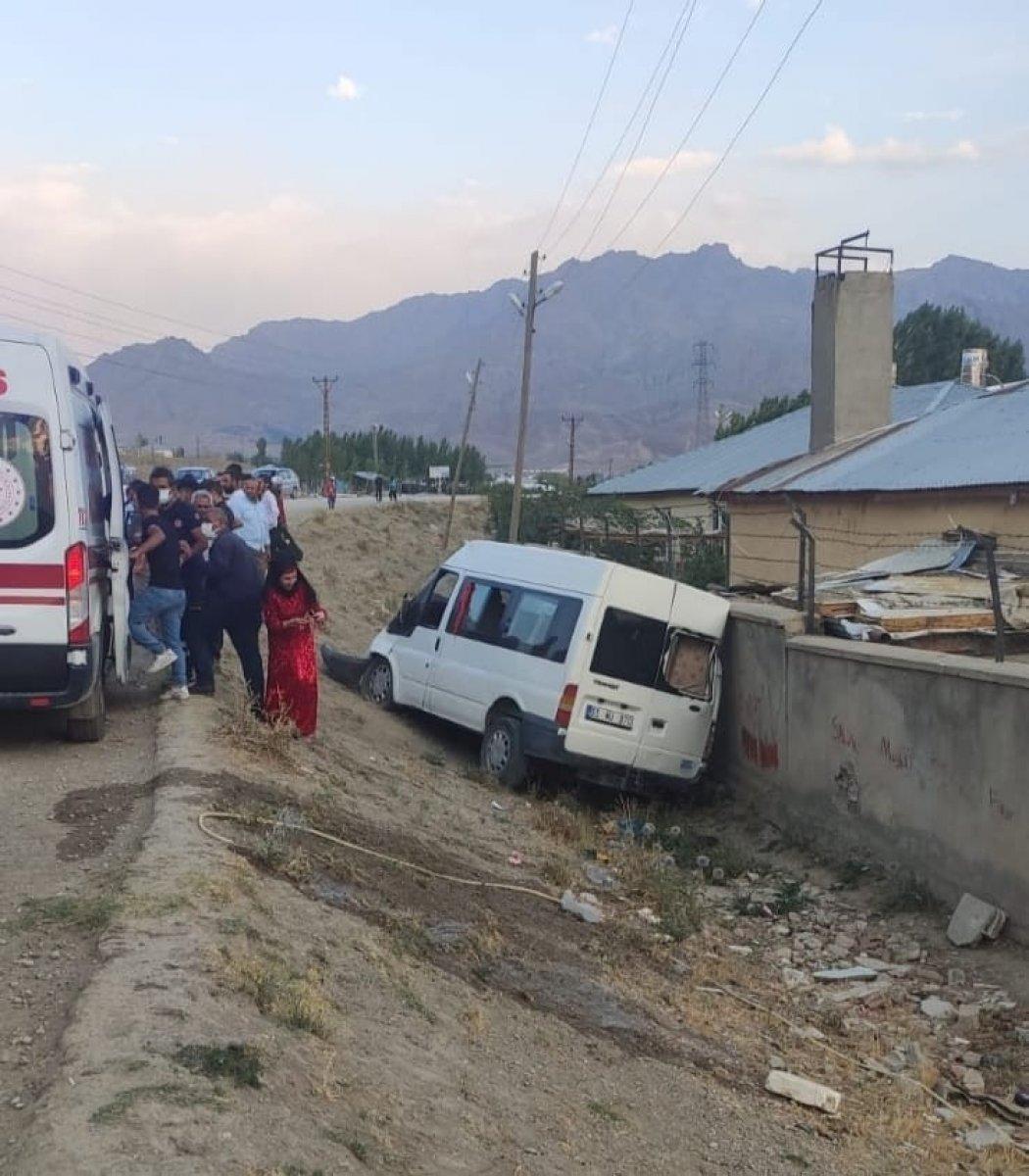 Van'da düğüne giden konvoy kaza yaptı
