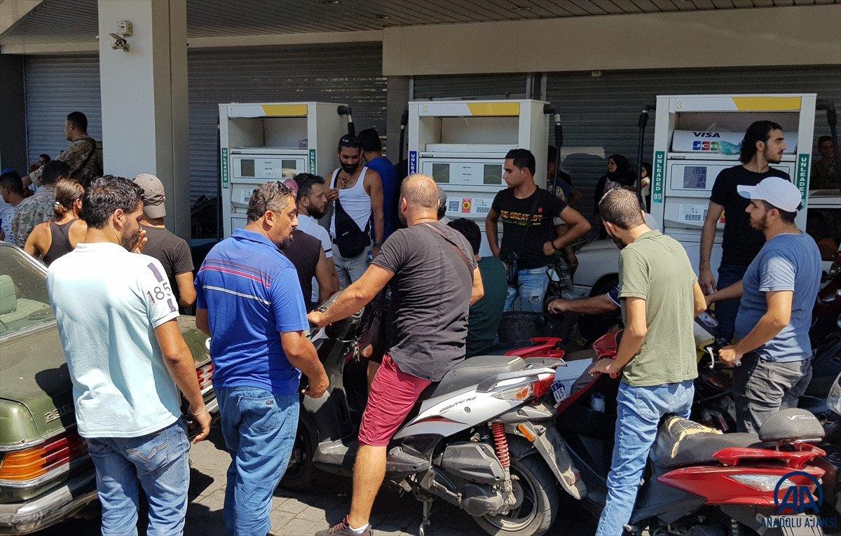 Lübnan'da akaryakıt ve ekmek kuyrukları