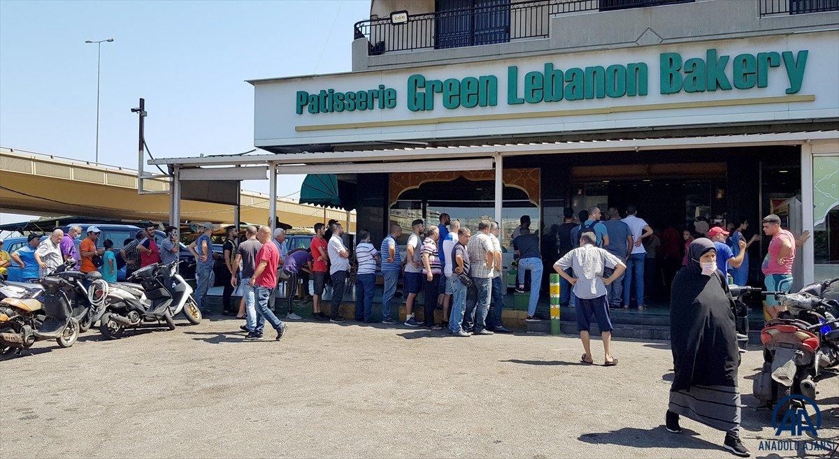 Lübnan'da akaryakıt ve ekmek kuyrukları