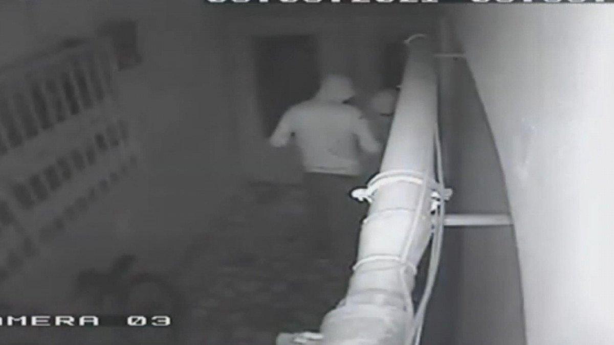 Avcılar'da ev sahipleri uyurken hırsızlık yaptılar