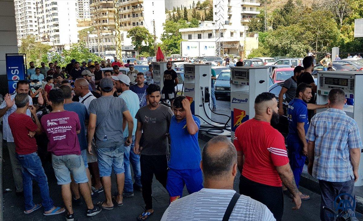 Lübnan'da akaryakıt ve ekmek kuyrukları