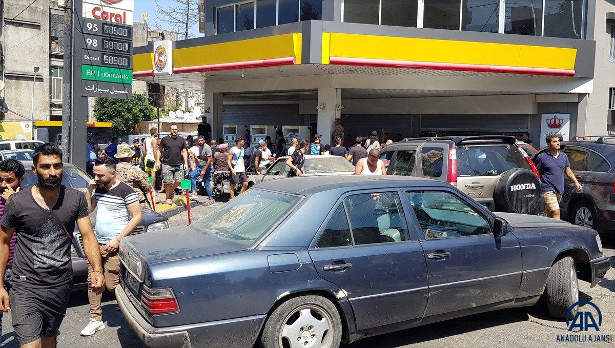 Lübnan'da akaryakıt ve ekmek kuyrukları