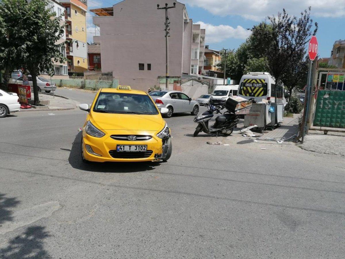 Kocaeli'de ticari taksi ile kurye çarpıştı