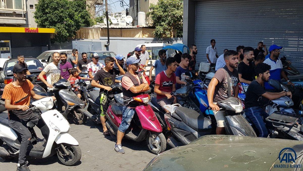Lübnan'da akaryakıt ve ekmek kuyrukları
