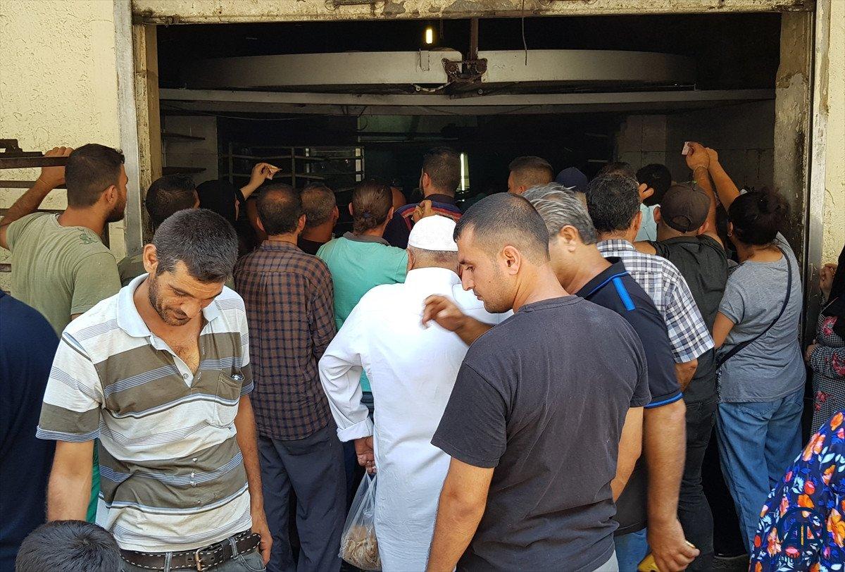 Lübnan'da akaryakıt ve ekmek kuyrukları